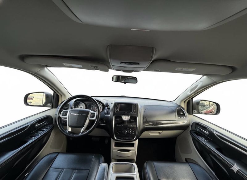 2014 Chrysler Town and Country Touring 4dr Mini Van - 22939174 - 19