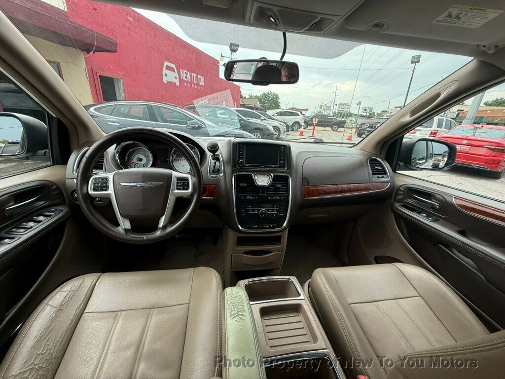 2014 Chrysler Town & Country Touring photo 11