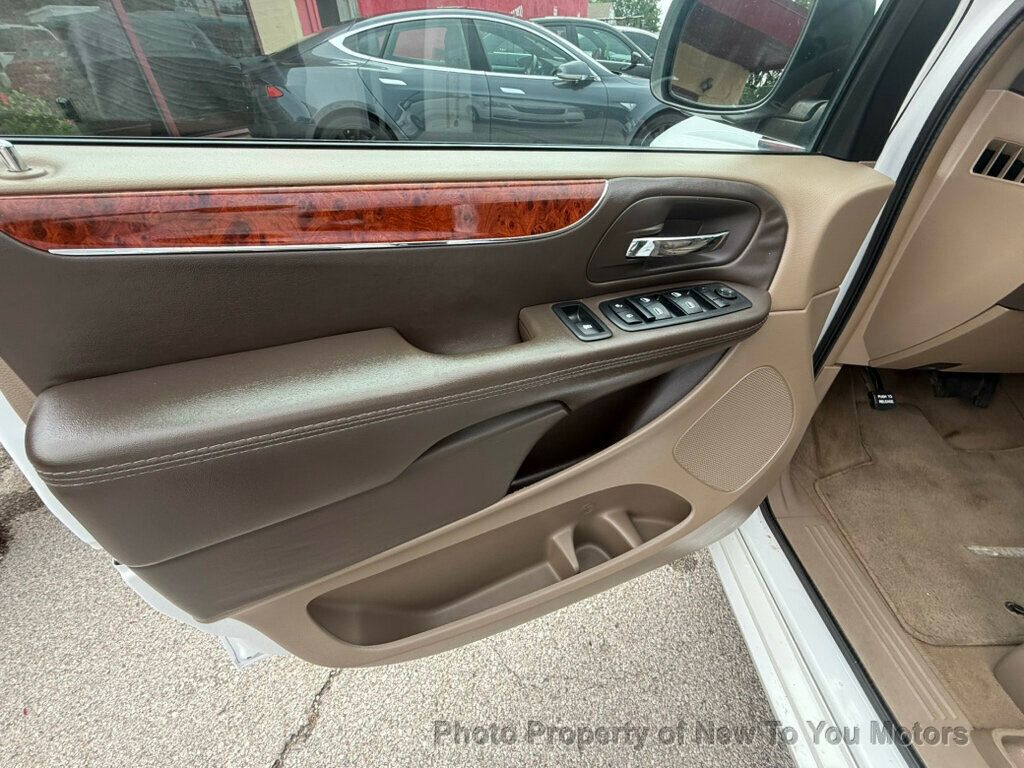 2014 Chrysler Town & Country Touring photo 18