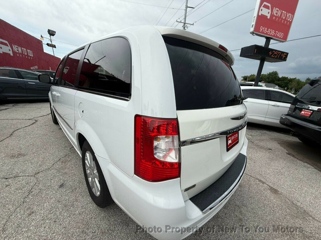 2014 Chrysler Town & Country Touring photo 2