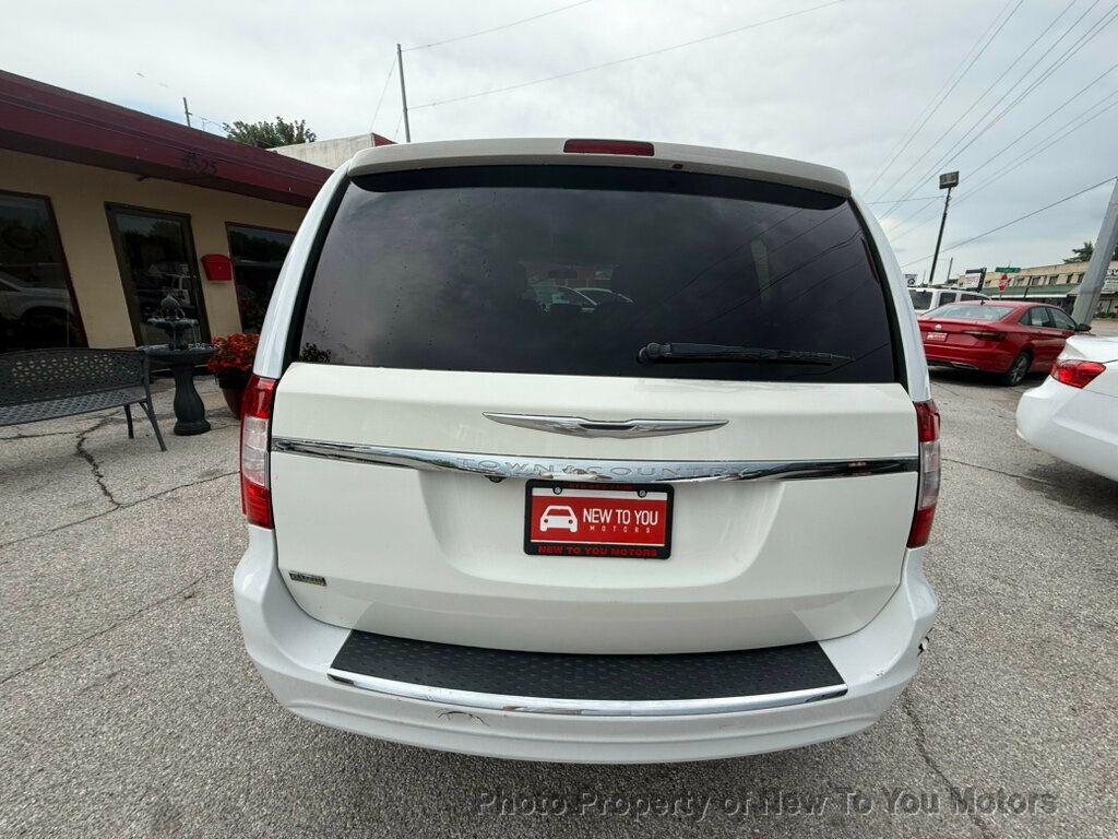 2014 Chrysler Town & Country Touring photo 20