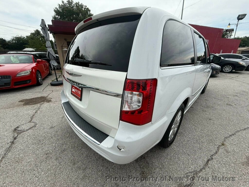 2014 Chrysler Town & Country Touring photo 21