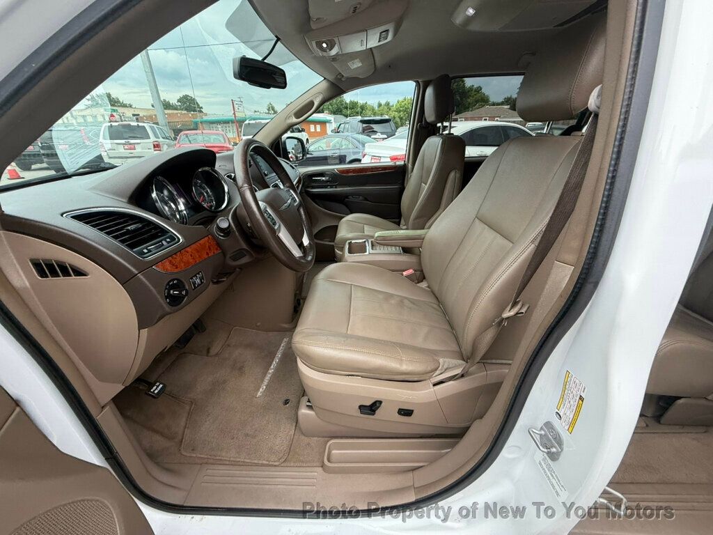2014 Chrysler Town & Country Touring photo 3