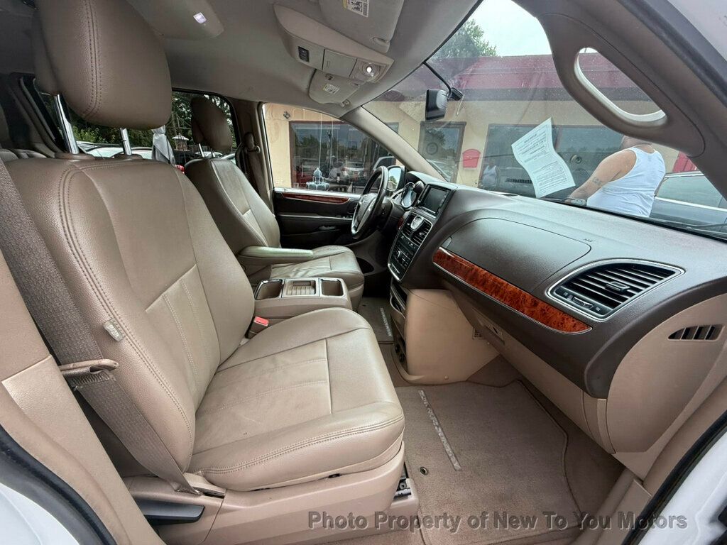2014 Chrysler Town & Country Touring photo 5