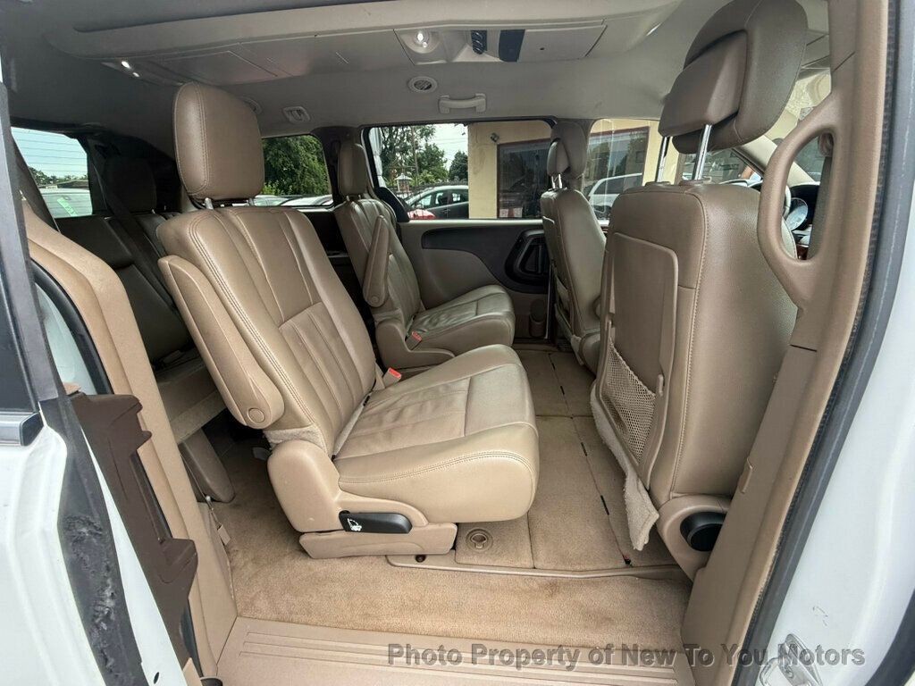 2014 Chrysler Town & Country Touring photo 6