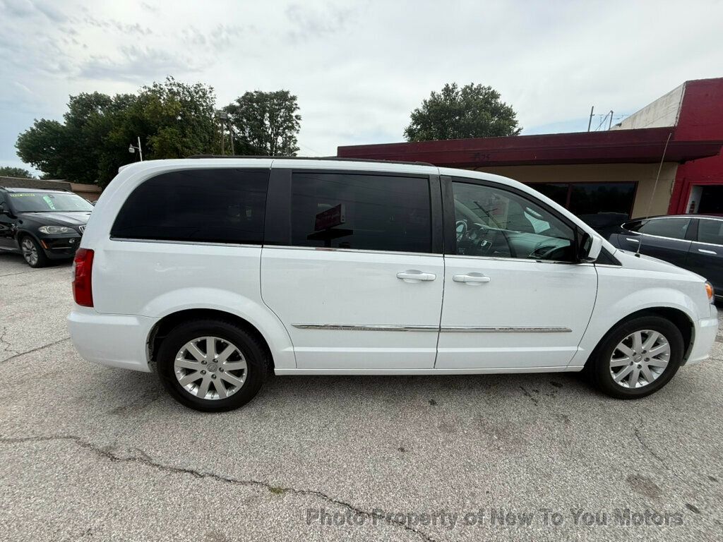 2014 Chrysler Town & Country Touring photo 9