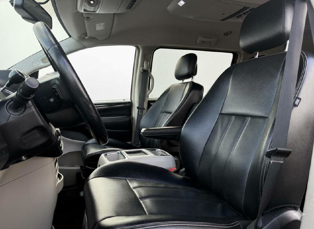 2014 Chrysler Town & Country 4dr Wagon Touring - 22939174 - 9