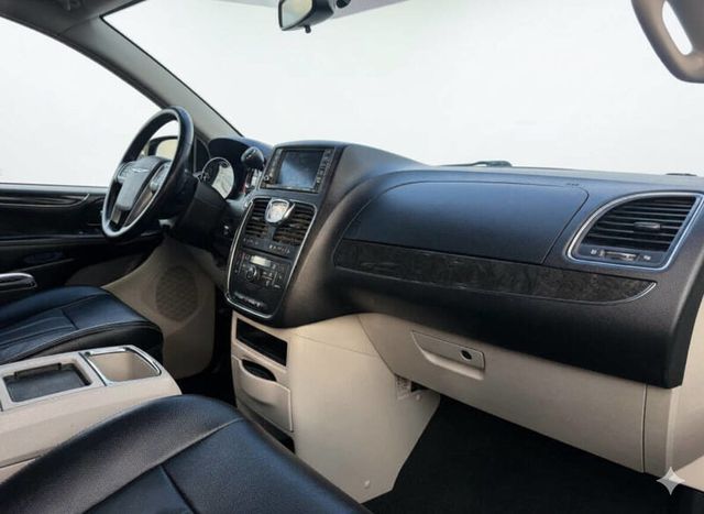 2014 Chrysler Town & Country 4dr Wagon Touring - 22939174 - 17