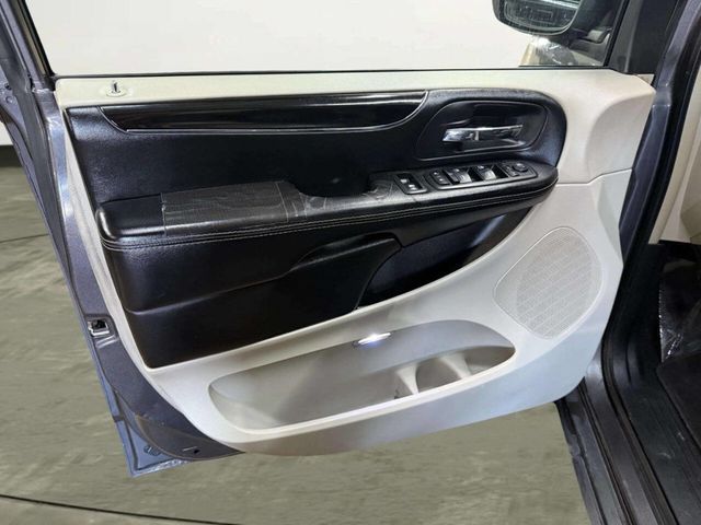 2014 Chrysler Town & Country 4dr Wagon Touring-L 30th Anniversary - 22959746 - 13