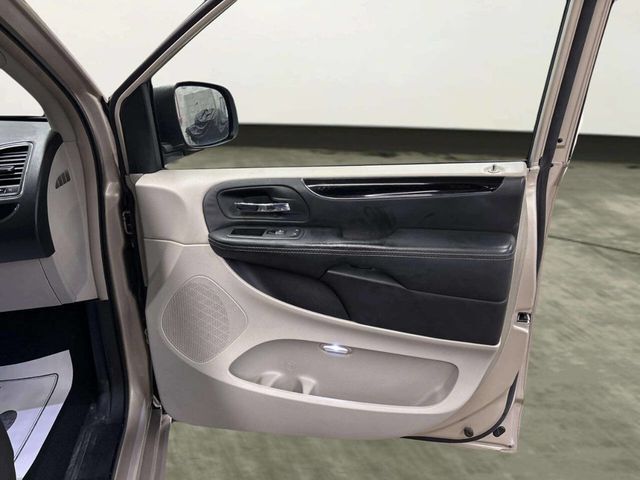 2014 Chrysler Town & Country 4dr Wagon Touring-L 30th Anniversary - 23022334 - 19