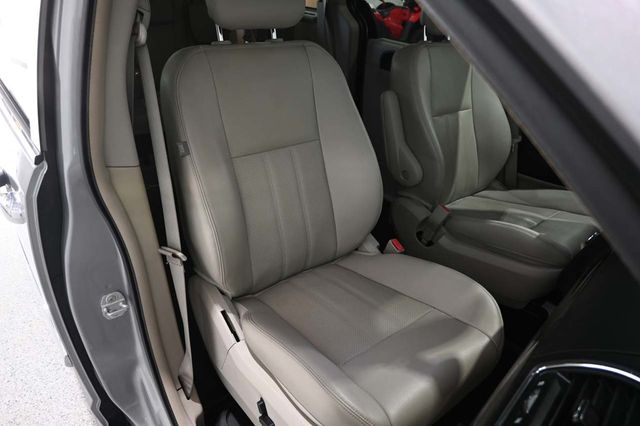 2014 Chrysler Town & Country Touring-L Handicap Mobility Van - 23087049 - 15