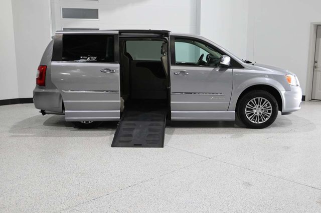 2014 Chrysler Town & Country Touring-L Handicap Mobility Van - 23087049 - 16