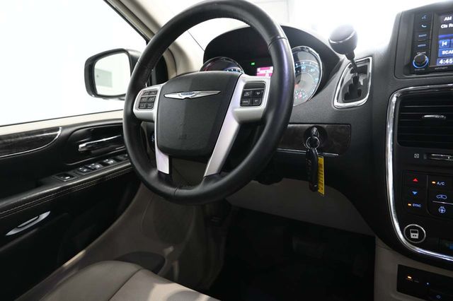 2014 Chrysler Town & Country Touring-L Handicap Mobility Van - 23087049 - 22