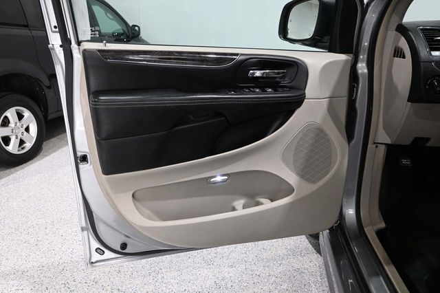 2014 Chrysler Town & Country Touring-L Handicap Mobility Van - 23087049 - 28