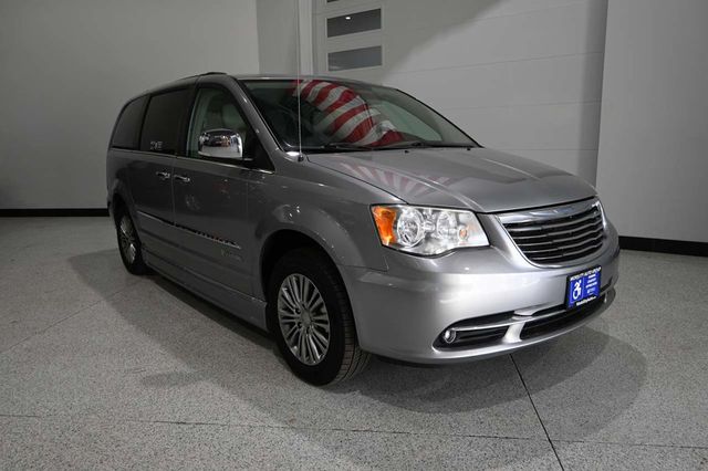 2014 Chrysler Town & Country Touring-L Handicap Mobility Van - 23087049 - 2