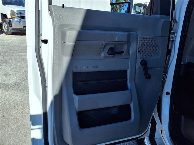 2014 Ford E350 13 Passenger Shuttle Bus w/Wheelchair - 22940179 - 31