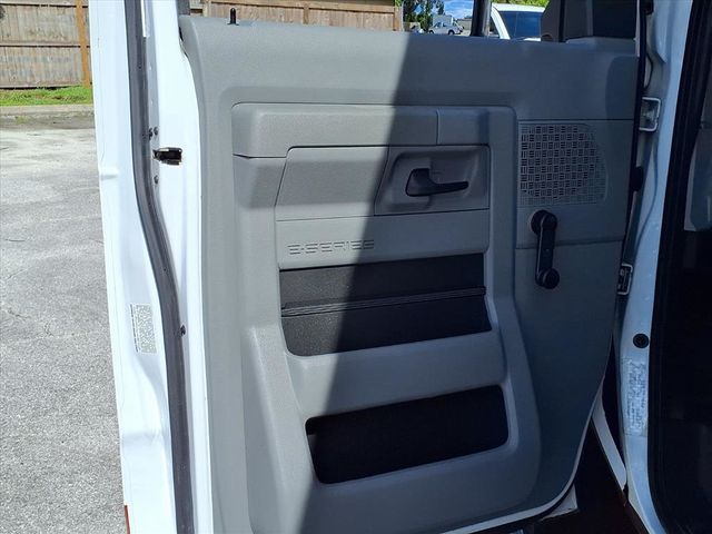 2014 Ford E450 15 Passenger Shuttle Bus w/Wheelchair - 22911586 - 31