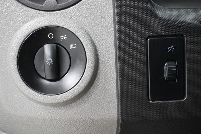 2014 Ford Econoline Wagon  - 22943369 - 12