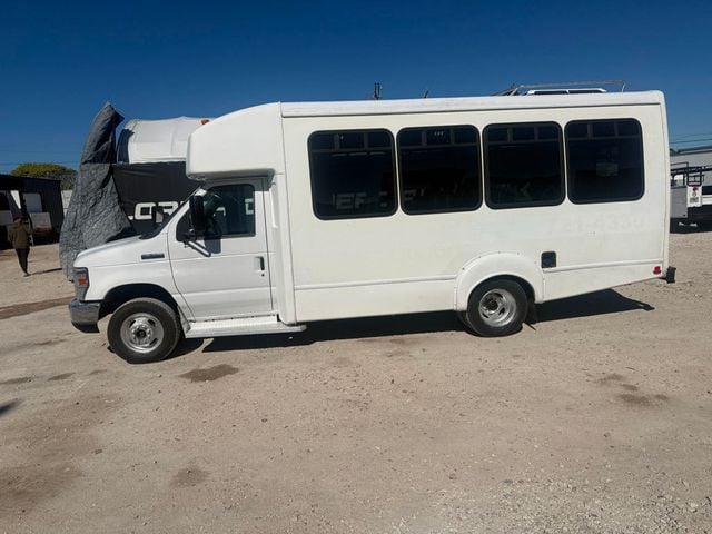 2014 Ford E-350 Shuttle Bus  - 22979694 - 1