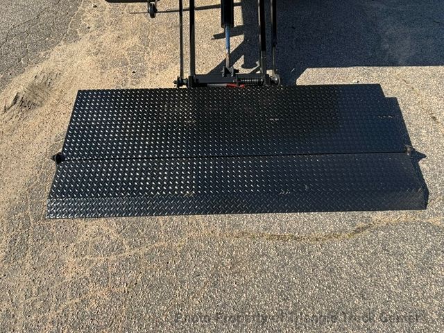 2014 Ford F550 LONG 16+ FOOT WITH LIFT GATE JUST 10K MILES! ONE OWNER! HEAVY SPEC 19,500 GVW! FINANCE OR LEASE! - 22947385 - 12