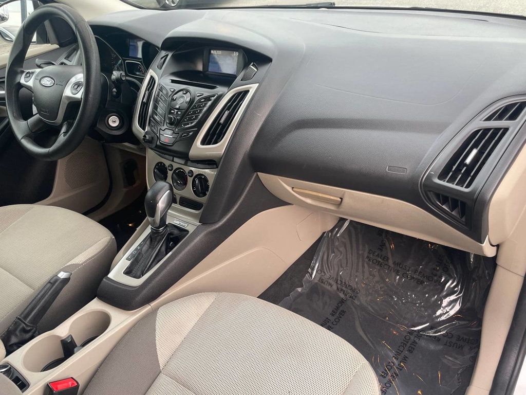 2014 Ford Focus SE photo 12