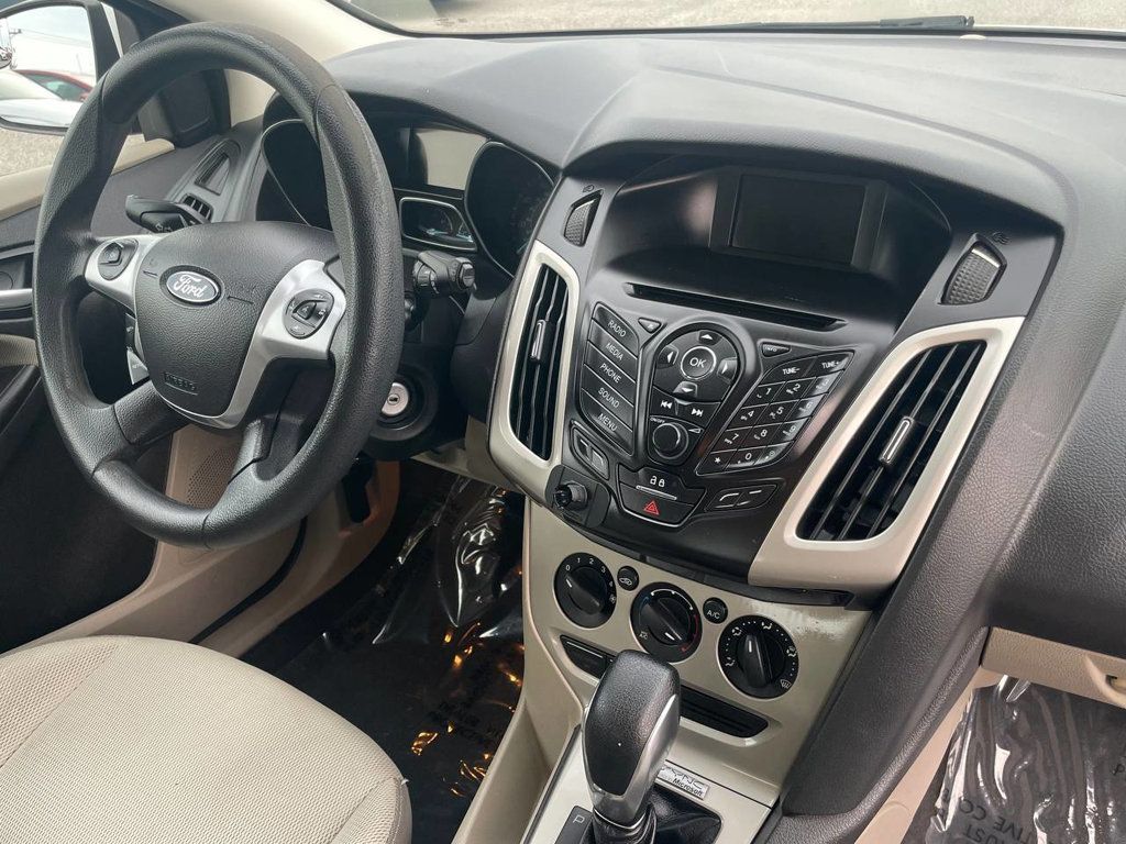 2014 Ford Focus SE photo 13