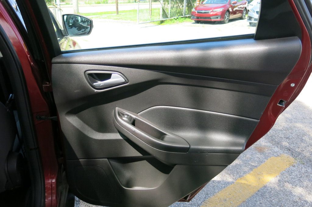 2014 Ford Focus 4dr Sedan SE - 23040925 - 49
