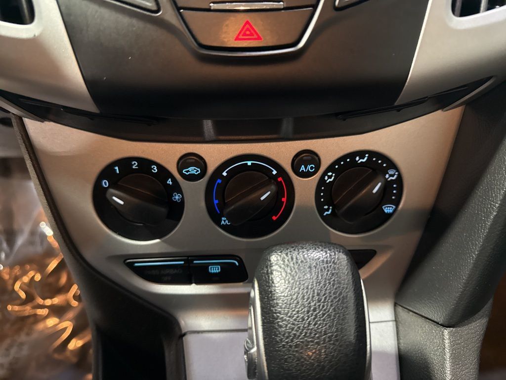 2014 Ford Focus 4dr Sedan SE - 22982966 - 16