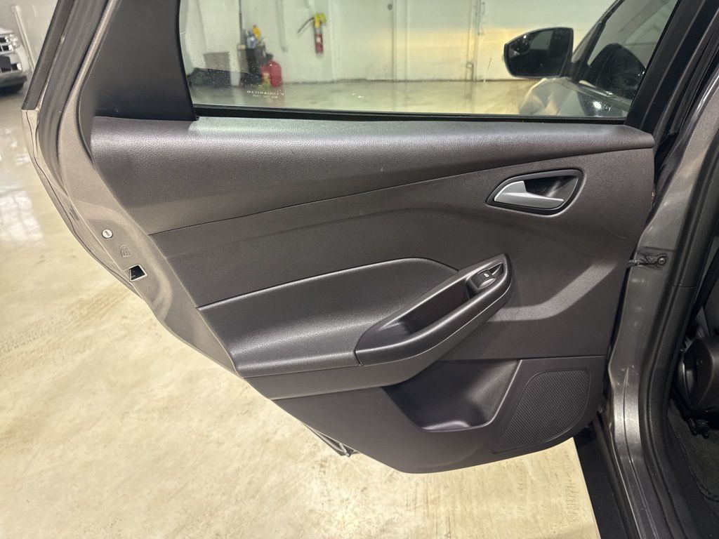 2014 Ford Focus 4dr Sedan SE - 22982966 - 25