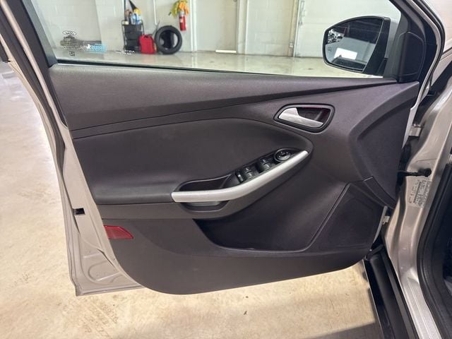 2014 Ford Focus 4dr Sedan SE - 22985694 - 27