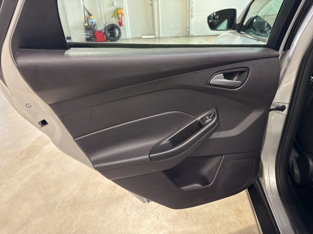 2014 Ford Focus 4dr Sedan SE - 22985694 - 32