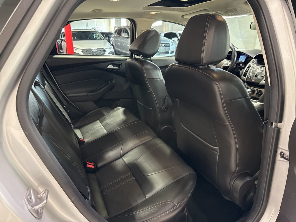 2014 Ford Focus 4dr Sedan SE - 22985694 - 35