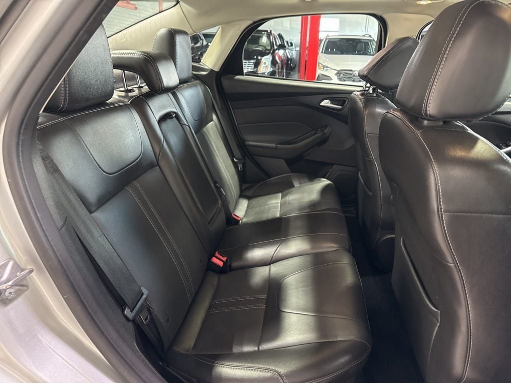 2014 Ford Focus 4dr Sedan SE - 22985694 - 36