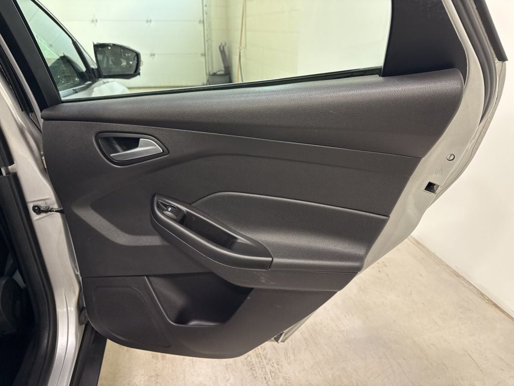 2014 Ford Focus 4dr Sedan SE - 22985694 - 37