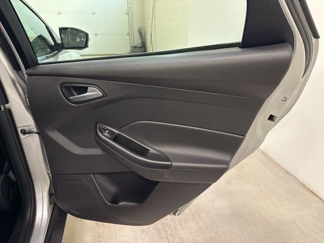 2014 Ford Focus 4dr Sedan SE - 22985694 - 37