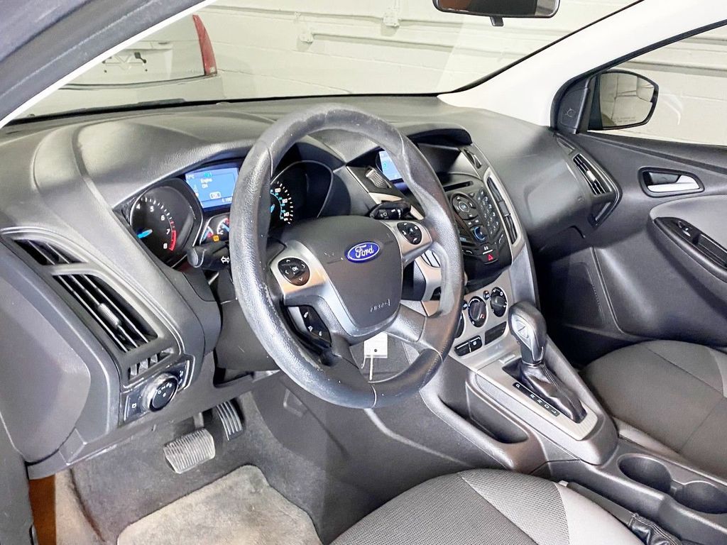2014 Ford Focus 4dr Sedan SE - 22183946 - 17