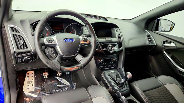 2014 Ford Focus ST Hatchback w/ ST2 Equipment Group & RECARO Sport Seats - 23095527 - 11