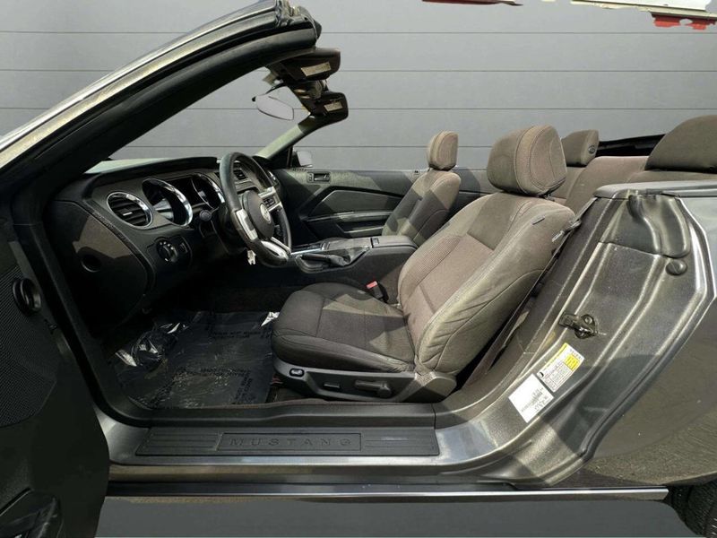 2014 Ford Mustang 2dr Convertible V6 - 22931919 - 19