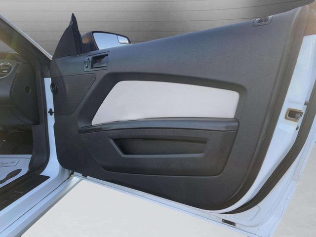 2014 Ford Mustang 2dr Convertible V6 - 22945882 - 18