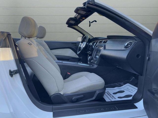 2014 Ford Mustang 2dr Convertible V6 - 22945882 - 19