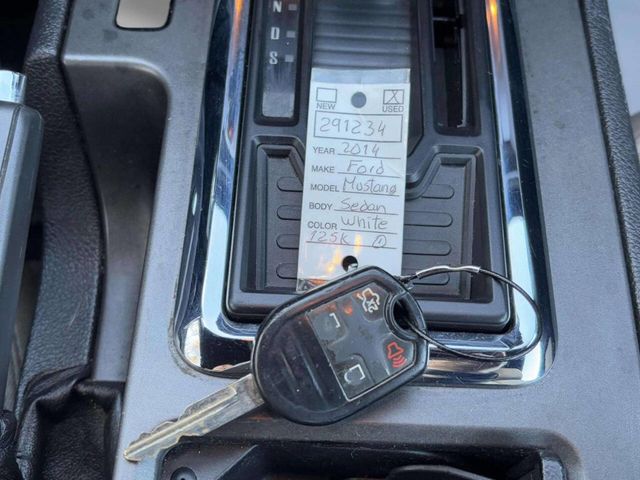 2014 Ford Mustang 2dr Convertible V6 - 22945882 - 33