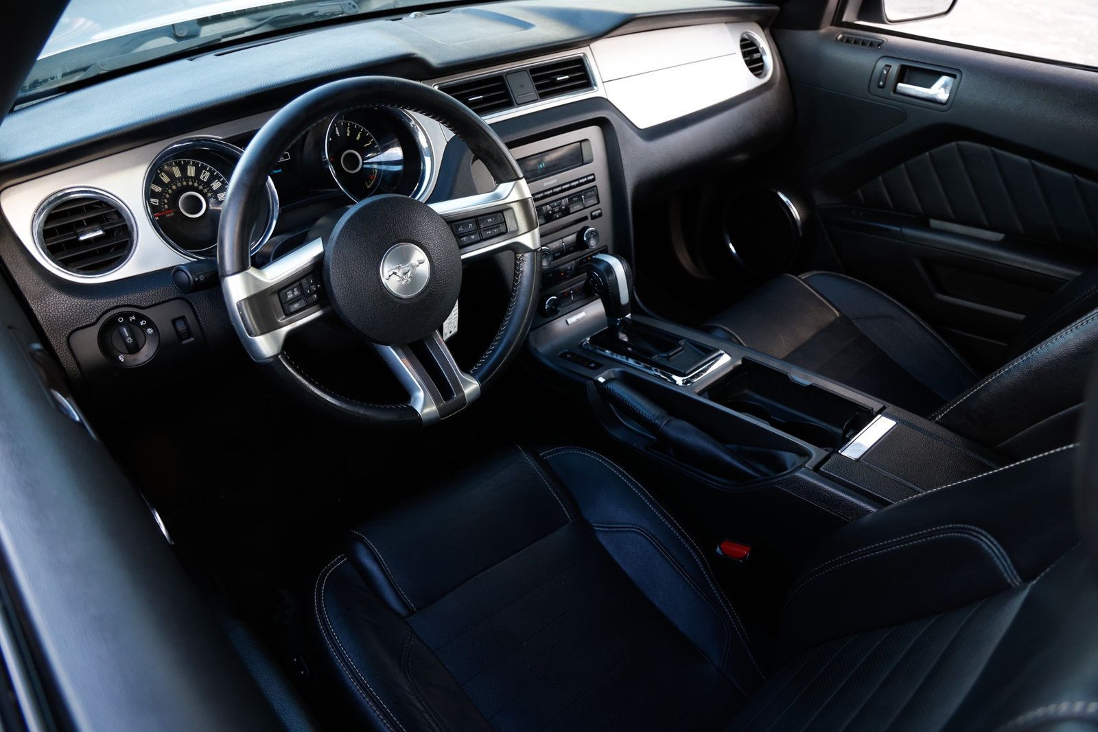 2014 Ford Mustang Convertible V6 photo 3