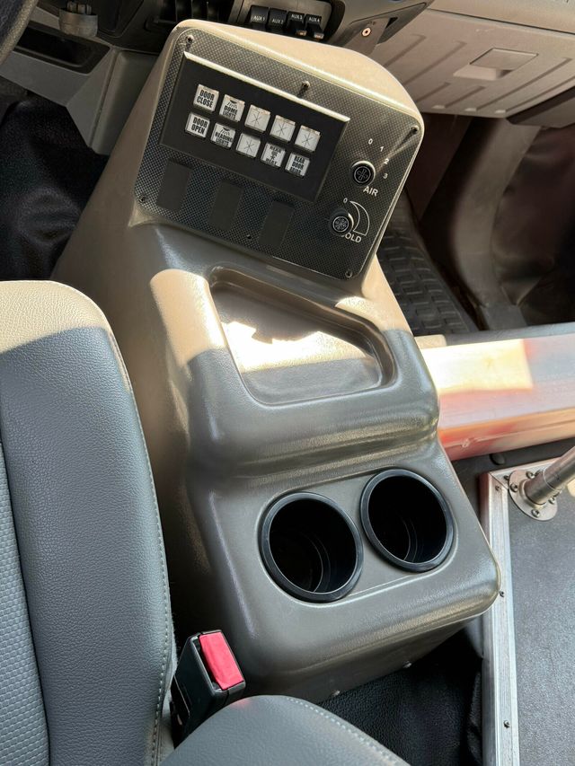 2014 Ford Super Duty F-450 DRW Cab-Chassis 4x4, 16 Passenger, Package Shelves, Carpeted Luggage Compartment - 23035823 - 17