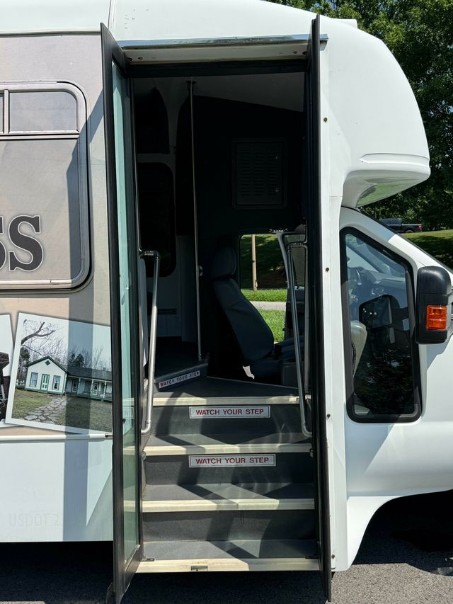 2014 Ford Super Duty F-450 DRW Cab-Chassis 4x4, 16 Passenger, Package Shelves, Carpeted Luggage Compartment - 23035823 - 19