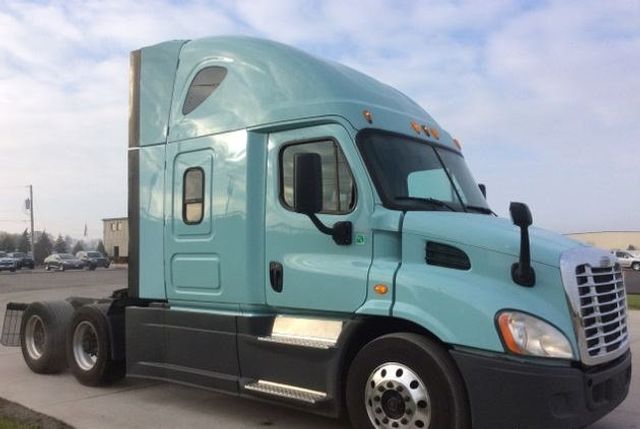 2014 Freightliner CASCADIA CONVENTIONAL TANDEM AXLE SLEEPER TRACTOR TRUCK - 17124382 - 2