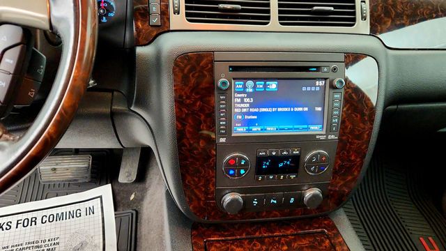 2014 GMC Yukon XL AWD 4dr Denali w/ Sunroof, Nav & Rear DVD Entertainment - 23087149 - 17