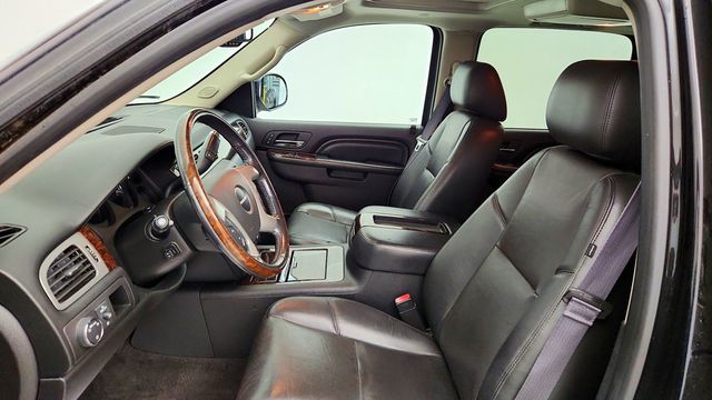 2014 GMC Yukon XL AWD 4dr Denali w/ Sunroof, Nav & Rear DVD Entertainment - 23087149 - 19
