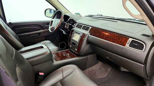 2014 GMC Yukon XL AWD 4dr Denali w/ Sunroof, Nav & Rear DVD Entertainment - 23087149 - 25