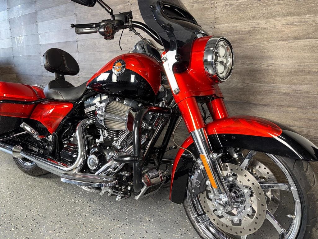 2014 Harley-Davidson FLHRSE CVO Road King LOW MILES! - 22982073 | Video 2