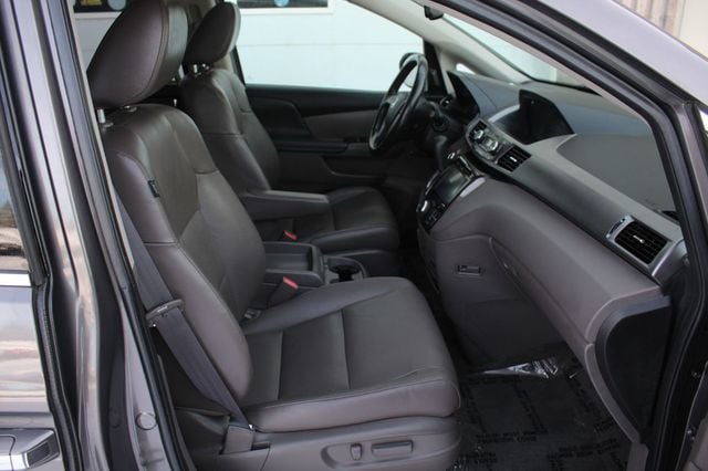 2014 Honda Odyssey Touring photo 12